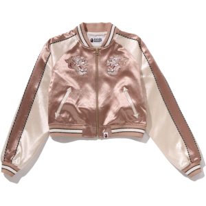 Blouson souvenir motifs multiples de logos, coupe courte — femme
